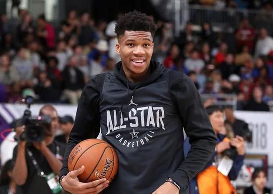 爱游戏体育-包含Ming新星高光表现表现惊艳，雄鹿未来可期！的词条